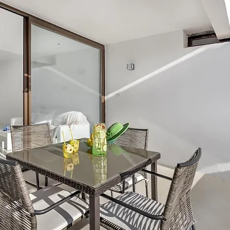 Beachfront In Cb 3 *
