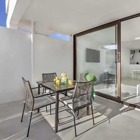 Apartment Beachfront In Cb 3